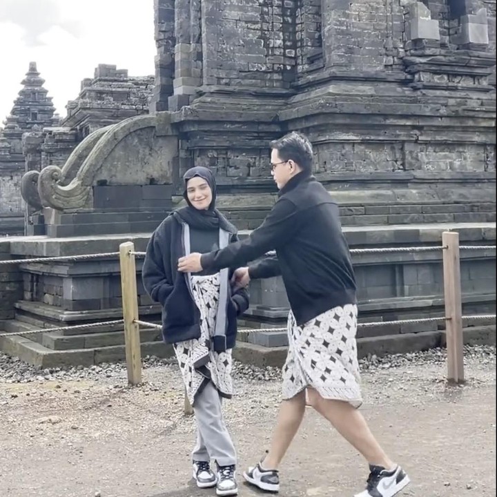 <p>Seperti turis pada umumnya, pasangan yang satu ini terlihat berkunjung ke candi yang terdapat di Dieng. Ingin tampil kompak dan serasi, keduanya bahkan menggunakan sepatu yang sama serta warna pakaian yang senada. (Foto: Instagram @nadyamustikarahayu).</p>