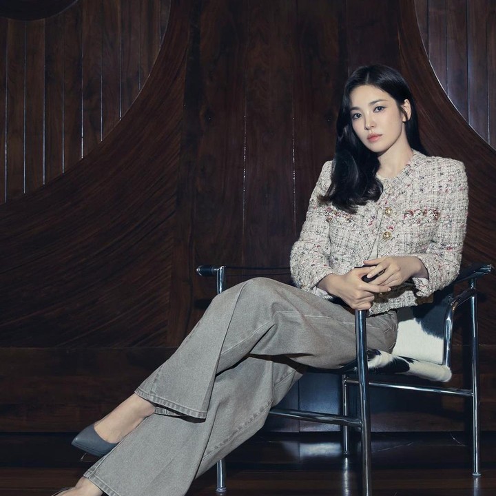 <p>Song Hye Kyo, aktris Korea ternama ini kerap berbusana yang bisa menjadi inspirasi outfit berkantor. Seperti di potret ini, Bunda dapat memadukan fitted blazer bermotif dengan celana bahan berwarna senada yang stylish dan chic. (Foto: Instagram @kyo1122)</p>