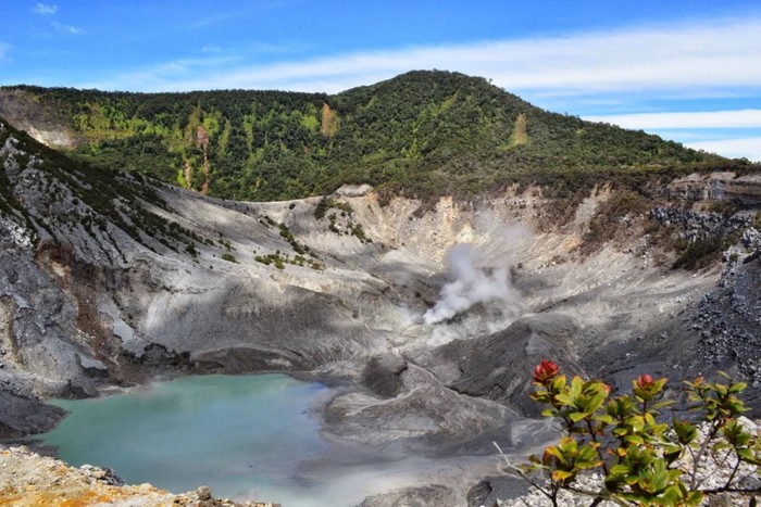 12 Rekomendasi Wisata Alam di Bandung, Yuk Healing Sejenak!