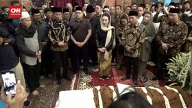 VIDEO: Jokowi Melayat dan Ikut Salatkan Jenazah Mooryati Soedibyo