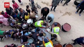 VIDEO: Momen Anak-anak Gaza Berebutan Dapat Jatah Makanan dari Relawan