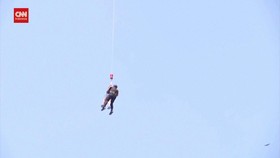 VIDEO: Momen Polisi Peru Selamatkan Korban Kebakaran Pakai Helikopter