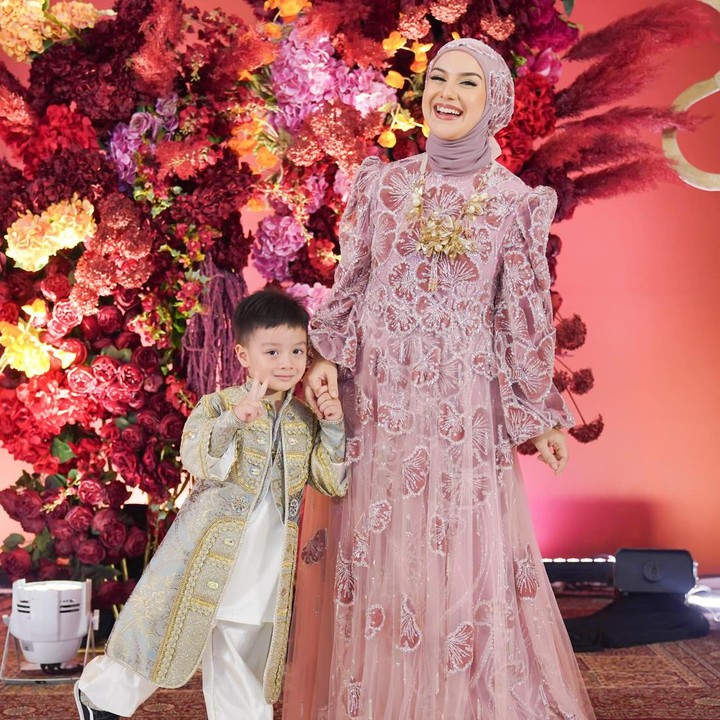 <p>Irish Bella tengah berbahagia, Bunda. Ia sudah genap berusia 28 tahun. Untuk merayakannya, ia menggelar pesta ulang tahun bersama keluarga dan para sahabat. (Foto: Instagram @_irishbella_)</p>