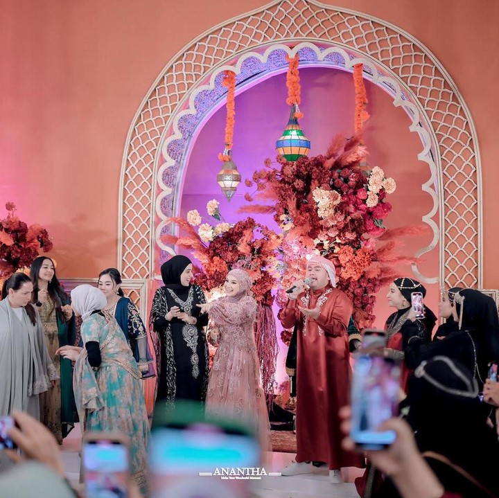 <p>Irish Bella juga mengundang sejumlah penyanyi kondang Tanah Air, seperti King Nassar. Mereka mengisi panggung hiburan hingga terasa meriah. (Foto: Instagram @_irishbella_)</p>