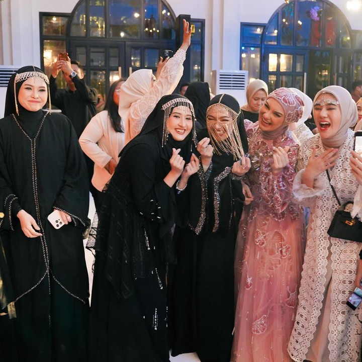 <p>Para tamu yang hadir di pesta ulang tahun Irish Bella harus mengikuti aturan <em>dresscode</em> bernuansa Timur Tengah. Beberapa teman Ibel tampil cantik berbalut gamis hitam dan riasan <em>headpiece</em> berwarna keemasan bak Cleopatra. (Foto: Instagram @_irishbella_)</p>