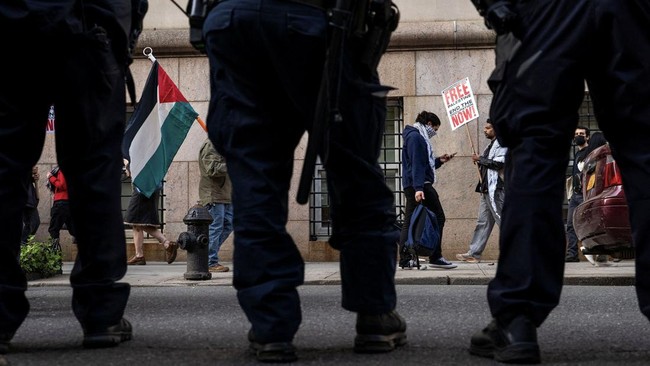 Amerika Serikat ketar-ketir menghadapi gelombang demonstrasi mendukung Palestina di kampus-kampus yang cepat meluas seperti tsunami.