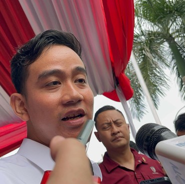 Detik-detik Gibran Rakabuming Dipeluk Paksa Bapak-bapak, Berujung Dipiting Paspampres