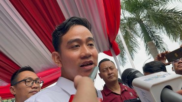 img-title Detik-detik Gibran Rakabuming Dipeluk Paksa Bapak-bapak, Berujung Dipiting Paspampres