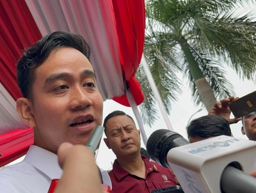 img-title Detik-detik Gibran Rakabuming Dipeluk Paksa Bapak-bapak, Berujung Dipiting Paspampres