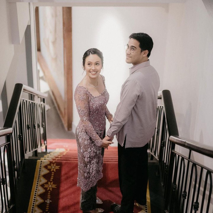 <p>Momen tersebut Anggika bagikan melalui akun Instagram pribadi. Dari unggahan yang terlihat, proses tunangan tersebut berlangsung intimate dan hanya dihadiri oleh keluarga serta kerabat terdekat.(Foto: Instagram @anggikabolsterli)<br /><br /><br /></p>