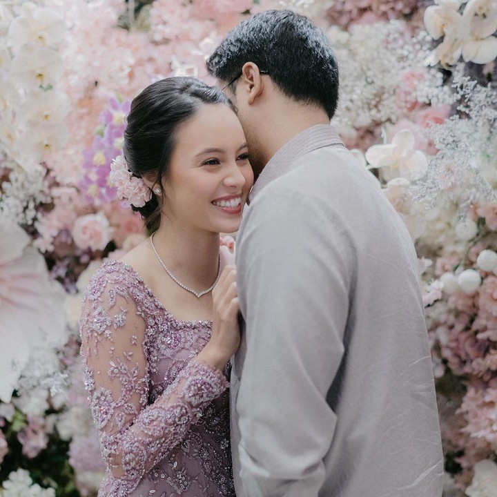 <p>Hal menarik lainnya yakni penampilan Anggika di hari spesial tersebut. Ia tampil anggun dalam balutan kebaya brokat berwarna ungu.(Foto: Instagram @anggikabolsterli)<br /><br /><br /></p>