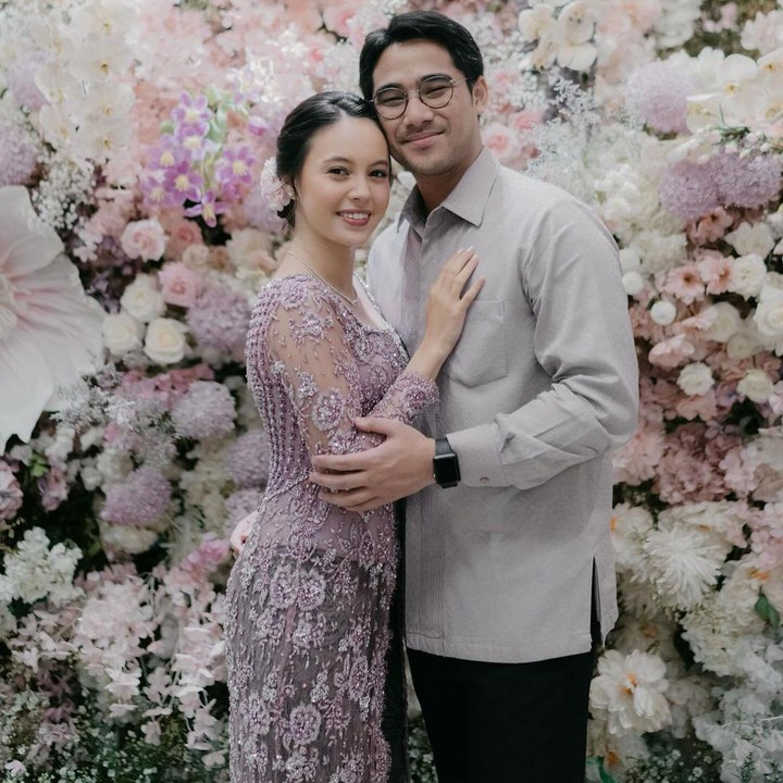<p>Untuk riasan, Anggika memesona dengan makeup flawless, nih. Dengan paras bule yang turun dari sang ayah, alumni LSPR ini tampil menawan, Bunda. (Foto: Instagram @anggikabolsterli)<br /><br /><br /></p>
