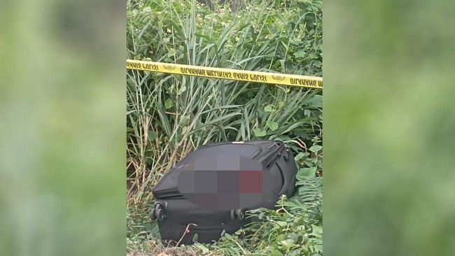 Penemuan mayat berinisial RM (50) di dalam koper pertama kali ditemukan oleh petugas kebersihan di Jalan Inspeksi Kalimalang, Cikarang.