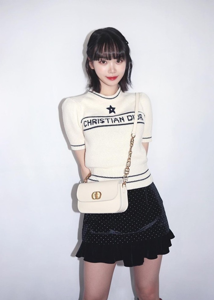 Beauties tetap bisa tampil effortless dengan frilly mini skirt seperti Chaewon LE SSERAFIM berikut ini. Kuncinya, padukan rok minimu dengan kaus rajut yang berwarna senada dengan tasmu./Foto: Instagram/_chaechae_1