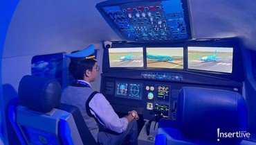 Begini Rasanya Naik Pesawat di Dalam Mall, Bisa Coba Jadi Pilot