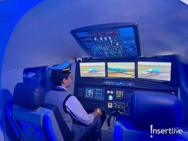 Begini Rasanya Naik Pesawat di Dalam Mall, Bisa Coba Jadi Pilot