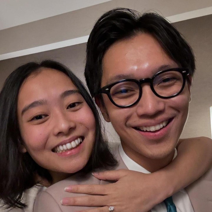 <p>Terakhir, ada Brandon Salim. Putra Ferry Salim ini melamar sang kekasih Dhika Himawan, di Jepang. Momen tersebut ia lakukan sebagai surprise yang didukung oleh keluarga Dhika. "Dhika sekamar sama tantenya. Jadi aku janjian sama tantenya nanti pas Dhika mandi, tante jemput aku di lobi. Aku naik, masuk kamar dan standby surprise! Jadi pas Dhika keluar kamar mandi, aku sudah di posisi. Bukannya bilang “Will you marry me?” Kita berdua malah ketawa ngakak 30 menit, aku di sabet pake baju kotor dan aku bikang "Nikah yok!!! Hahaha" akhirnya dia bilang Yes!!!" ceritanya di akun Instagram. (Foto: Instagram @brandonsalim)</p>