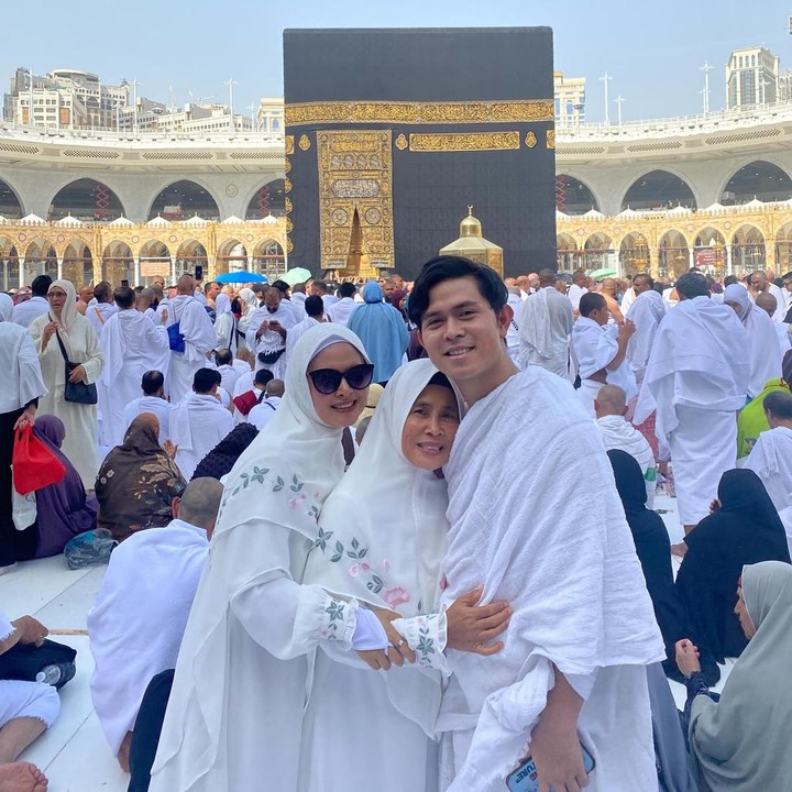 <p>Lewat laman media sosial pribadinya, Cakra Khan membagikan potret kebersamaan di Tanah Suci dengan keluarganya. Mereka terlihat berpelukan dan sangat bahagia. (Foto: Instagram @cakra.khan)</p>