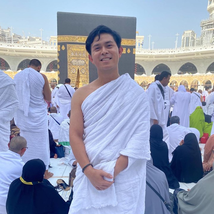 <p>Di salah satu unggahan foto, penyanyi yang sempat mengikuti audisi<em> America's Got Talent 2023</em> itu terlihat berpose di depan Ka'bah dengan wajah penuh senyum. (Foto: Instagram @cakra.khan)</p>