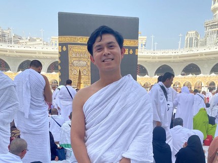 5 Potret Momen Cakra Khan Umrah Bareng Ibunda, Saling Rangkul di Depan Ka'Bah
