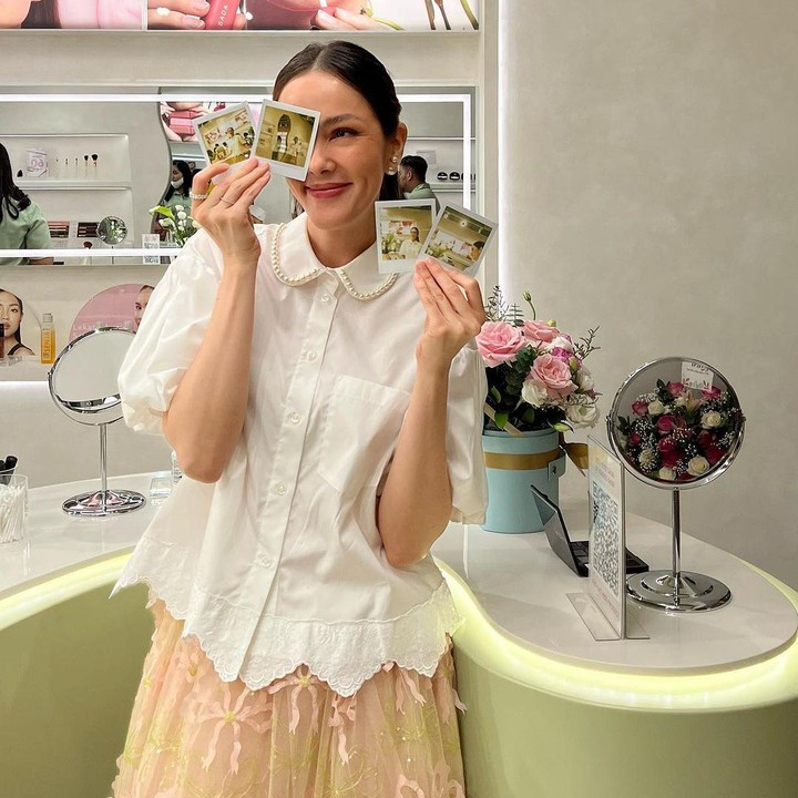 <p>Perempuan keterunan Prancis, Manado dan Italia ini kini sibuk membangun bisnis kosmetik bermerek SADA. Bunda salah satu penggunakan brand tersebut?(Foto: Instagram @cathysharon)<br /><br /><br /></p>