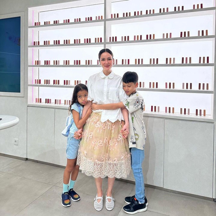 <p>Bunda dua orang anak tersebut membangun bisnis ini sejak 2019, Bunda. Hingga saat ini, ia fokus mengembangkannya dan mengaku terus berinovasi agar bisnisnya terus berkembang. (Foto: Instagram @cathysharon)<br /><br /><br /></p>