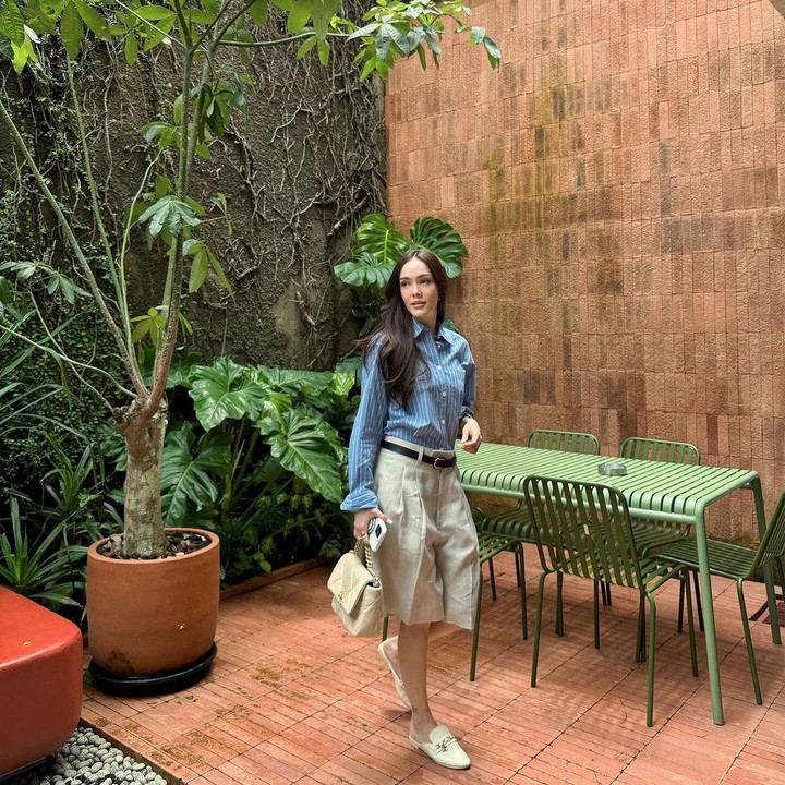 <p>Sebagai pebisnis, perempuan yang selalu terlihat kece di setiap outfit ini tampak sangat mencintai kesibukan tersebut. Sampai-sampai, ia bekerja lebih dari 10 jam dalam sehari, nih. "Setiap hari saya bekerja<em> at least</em> 10 jam bahkan lebih, karena otak saya sekali berpikir dan berkreasi. Apa lagi yang bisa <em>di-create,"</em> akunya.(Foto: Instagram @cathysharon)<br /><br /><br /></p>