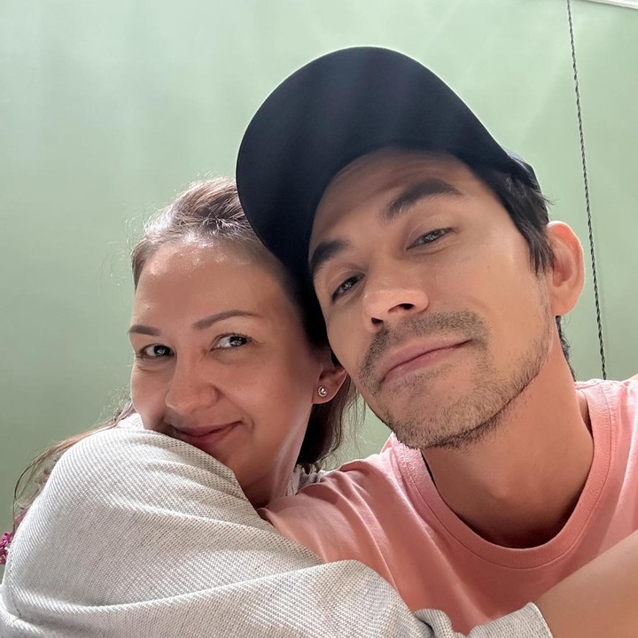 <p>Donna Agnesia dan Darius Sinathrya telah mengarungi bahtera rumah tangga selama hampir 20 tahun. Meski terpaut usia tujuh tahun, Dona dan sang suami masih sering terlihat romantis. (Foto: Instagram@dagnesia)</p>