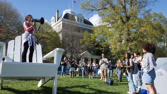 Sejumlah kalangan akademisi yang terdiri dari mahasiswa dan dosen menggelar aksi protes di beberapa kampus Amerika Serikat.