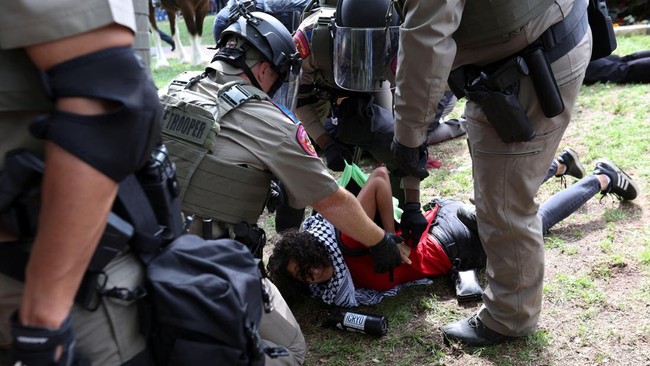 Profesor Universitas Emory, Amerika Serikat Caroline Fohlin ditangkap secara kasar oleh polisi saat ikut demo pro-Palestina.