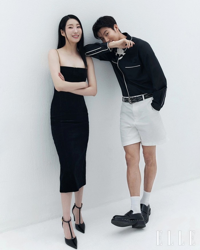Di pemotretan lain, Lee Ju Yeon memancarkan aura elegan dengan strapless dress hitam. Sementara, Lee Young Woo, sang kakak pilot yang ingin jadi tempat istirahat bagi adiknya menampilkan pesona casual dan karismatik/ Foto: instagram.com/ellekorea