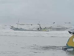 Dua Perahu Nelayan Pencari Lobster Banyuwangi Terbalik Dihantam Ombak