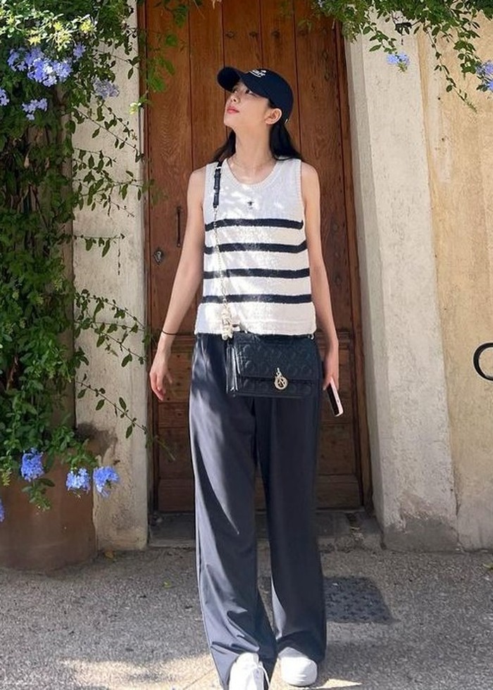 Gaya effortless Jisoo BLACPINK yang memadukan celana kain dengan atasan rajut berwarna monokrom ini cocok banget untuk dipakai nongkrong dan jalan-jalan seharian bareng bestie./Foto: Instagram/sooyaaa__