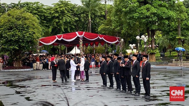 Gibran tak hadir dalam penyematan tanda jasa Satyalancana Karya Bhakti Praja Nugraha di Surabaya. Namanya juga tak dipanggil oleh protokol upacara.