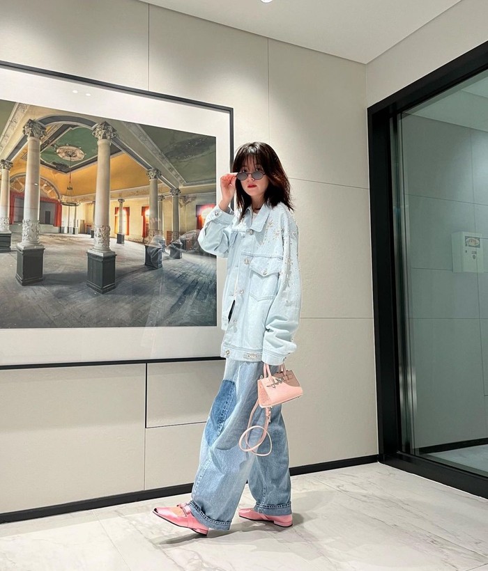 Han Hyo Joo menampilkan gaya yang berani dan memukau dengan penampilan yang berbeda dalam outfit denim yang chic, serta dipadukan dengan mary jane flats Versace berwarna pink terang yang menjadikannya pusat perhatian./ Foto: Instagram/hanhyojoo222