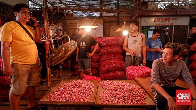 Harga bawang merah mulai turun ke Rp51.200 per kg hari ini (13/5) meski masih cukup mahal karena biasanya dijual Rp25 ribu hingga Rp28 ribu per kg.