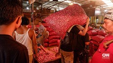 FOTO: Harga Bawang Merah Melambung Tinggi di Kramat Jati