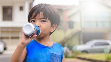 ANAK MENGONSUMSI KAFEIN