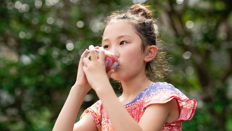 Ilustrasi Anak Minum Soda Prebiotik
