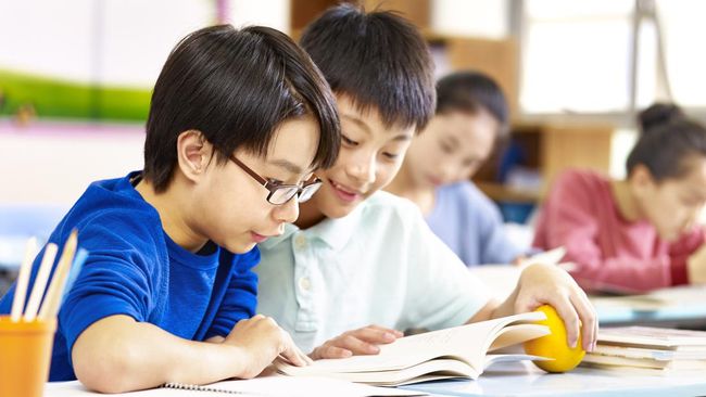 Siswa-siswi sekolah bakal menyambut semester dan tahun ajaran baru sebentar lagi. Simak tips belajar efektif untuk persiapan semester baru.