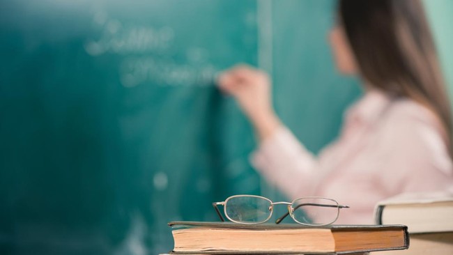 Alasan Guru PNS Minta Usia Pensiun Sama dengan Dosen 65 Tahun Seorang PNS guru mengajukan uji materi ke MK untuk samakan usia pensiun sama dengan dosen menjadi 65 tahun.
