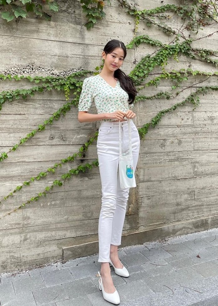 Jika ingin gaya yang lebih feminin, Beauties bisa memadukan celana jeans putih dengan blus floral ala Jang Wonyoung IVE berikut ini./Foto: Instagram/for_everyoung10