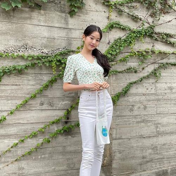 Jika ingin gaya yang lebih feminin, Beauties bisa memadukan celana jeans putih dengan blus floral ala Jang Wonyoung IVE berikut ini./Foto: Instagram/for_everyoung10