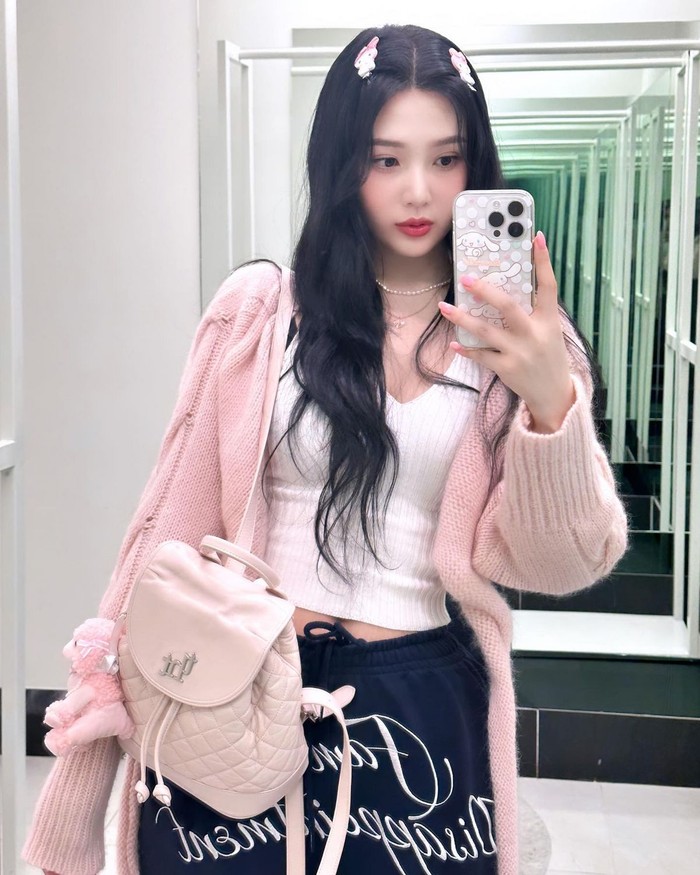 Joy memadukan tampilannya serba baby pink, mulai dari kardigan, ransel, gantungan kunci, dan jepit rambut. Tampilan ini membuatnya tampil girly dan kitschy yang memikat./ Foto: Elle Korea