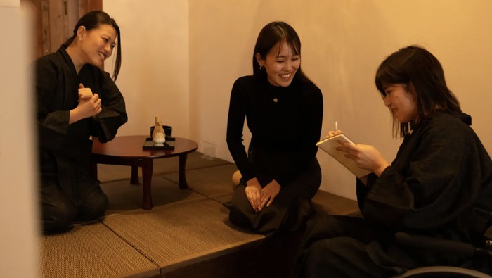 Di Kafe Ini, Pengunjung Dilarang Bicara Satu Sama Lain! Kok Bisa?