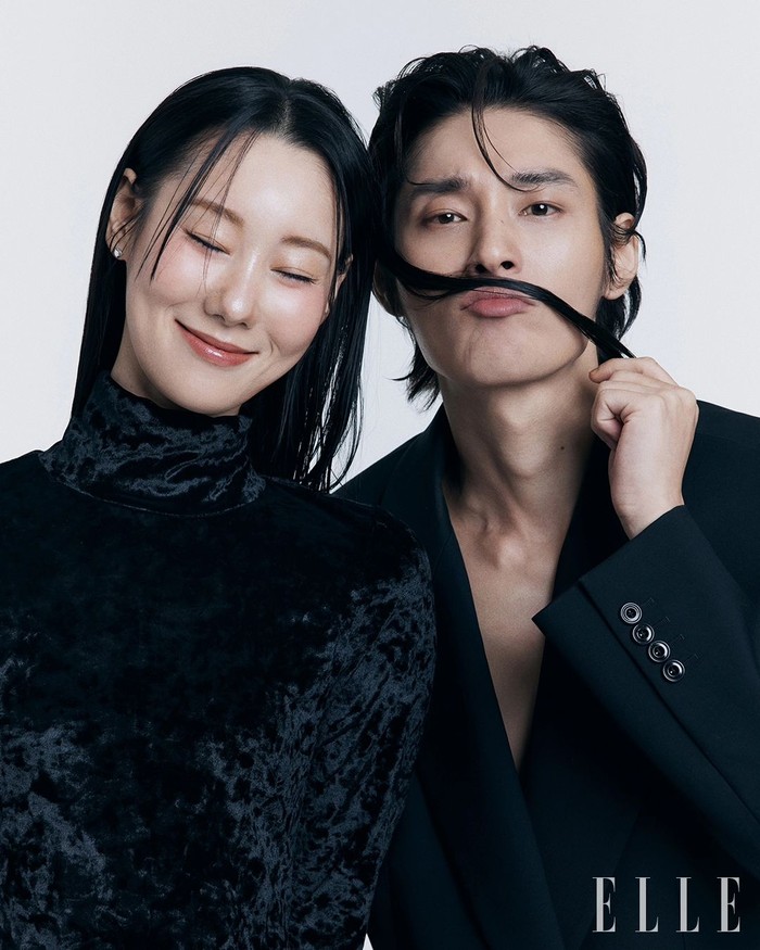 Kakak beradik yang menyimpan kisah mengharukan ini selalu saling mengandalkan satu sama lain. Dengan tubuh tinggi bak model, Park Cho A dan Park Chul Hyun memancarkan chemistry yang sangat serasi berbalut outfit hitam/ Foto: instagram.com/ellekorea