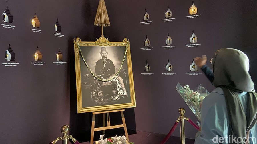 Keraton Yogyakarta Suguhkan Pameran Temporer Abhimantrana Keraton Ngayogyakarta Hadiningrat menggelar pameran temporer bertajuk Abhimantrana. Pameran ini untuk memperingati Kenaikan Tahta Sri Sultan Hamengkubuwono X.
