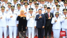Khofifah Satu-satunya Gubernur Dapat Satyalancana Jokowi di Hari Otoda