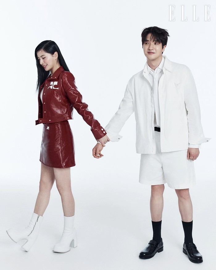 'Kim siblings' ternyata sering bertengkar seperti kebanyakan saudara kandung lainnya. Kim Ji Won pancarkan aura badass yang tampil stand out dengan blazer dan rok mini kulit warna merah, sedangkan Kim Yoon Jae menggunakan outfit serba putih/Foto: instagram.com/ellekorea