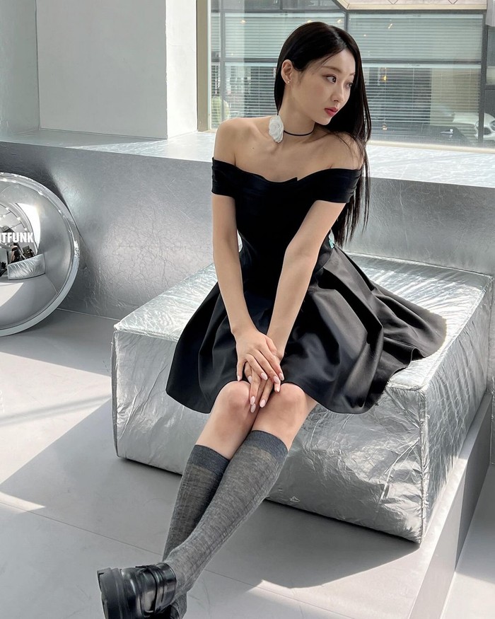 Kyungri mengenakan dress hitam berdesain klasik yang dipadukan dengan kaus kaki selutut berwarna abu-abu. Menambahkan kaus kaki ke dress elegan sukses memberikan kepribadian yang berbeda dalam tampilannya./ Foto: Elle Korea